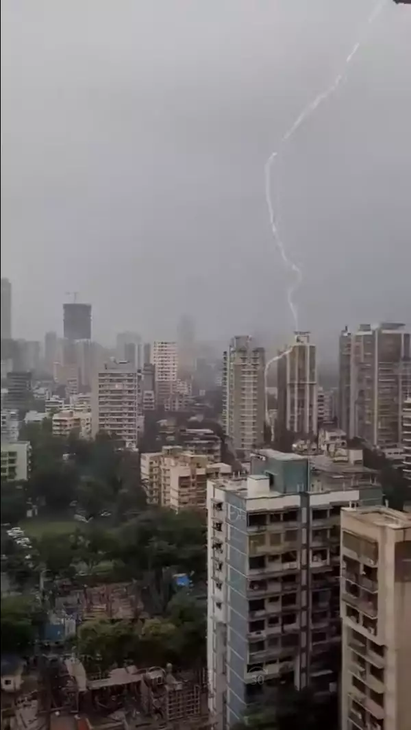 Видео мощного удара молнии в Мумбаи